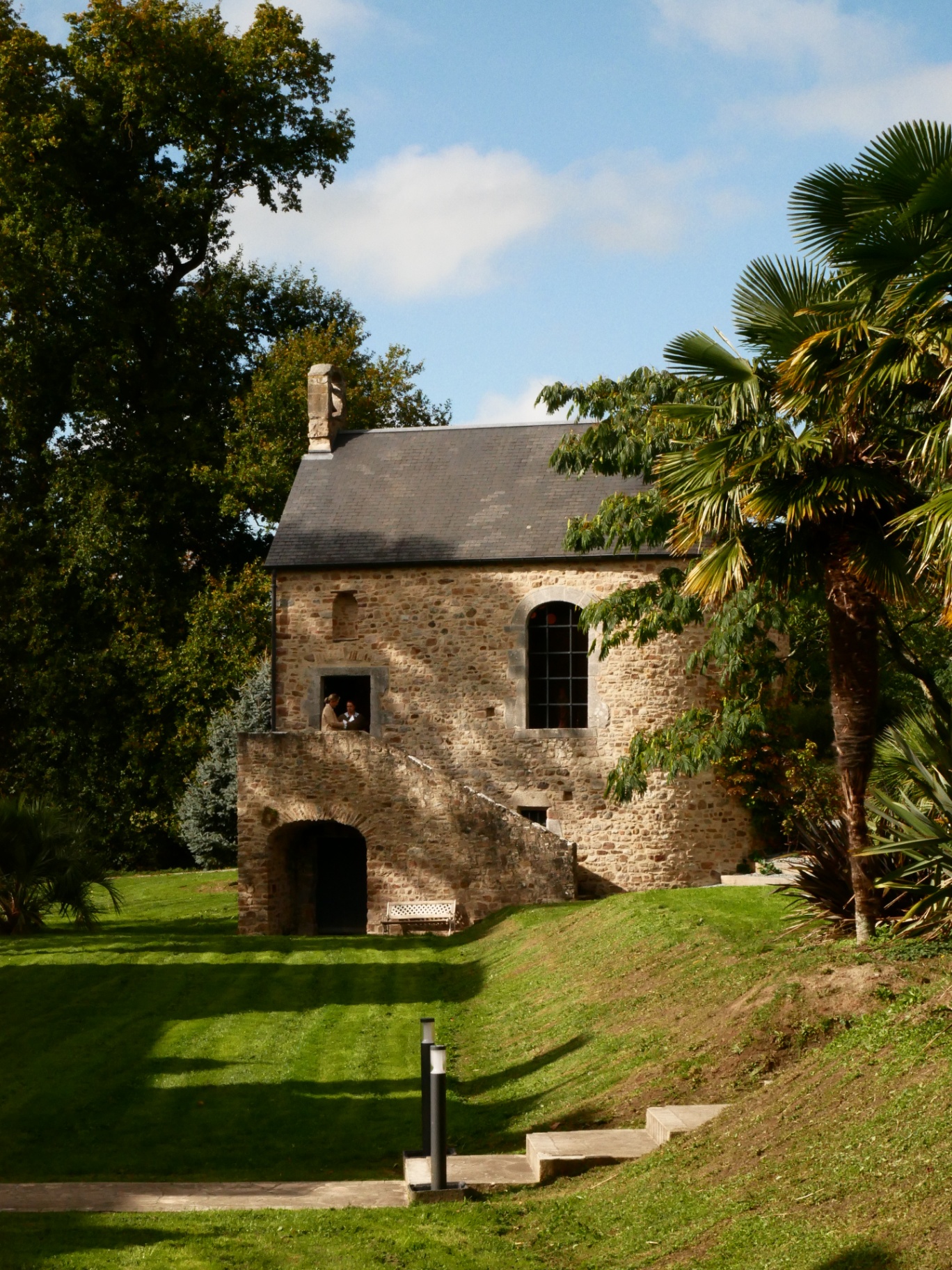 Chapelle en pierre dans le parc du Plessis