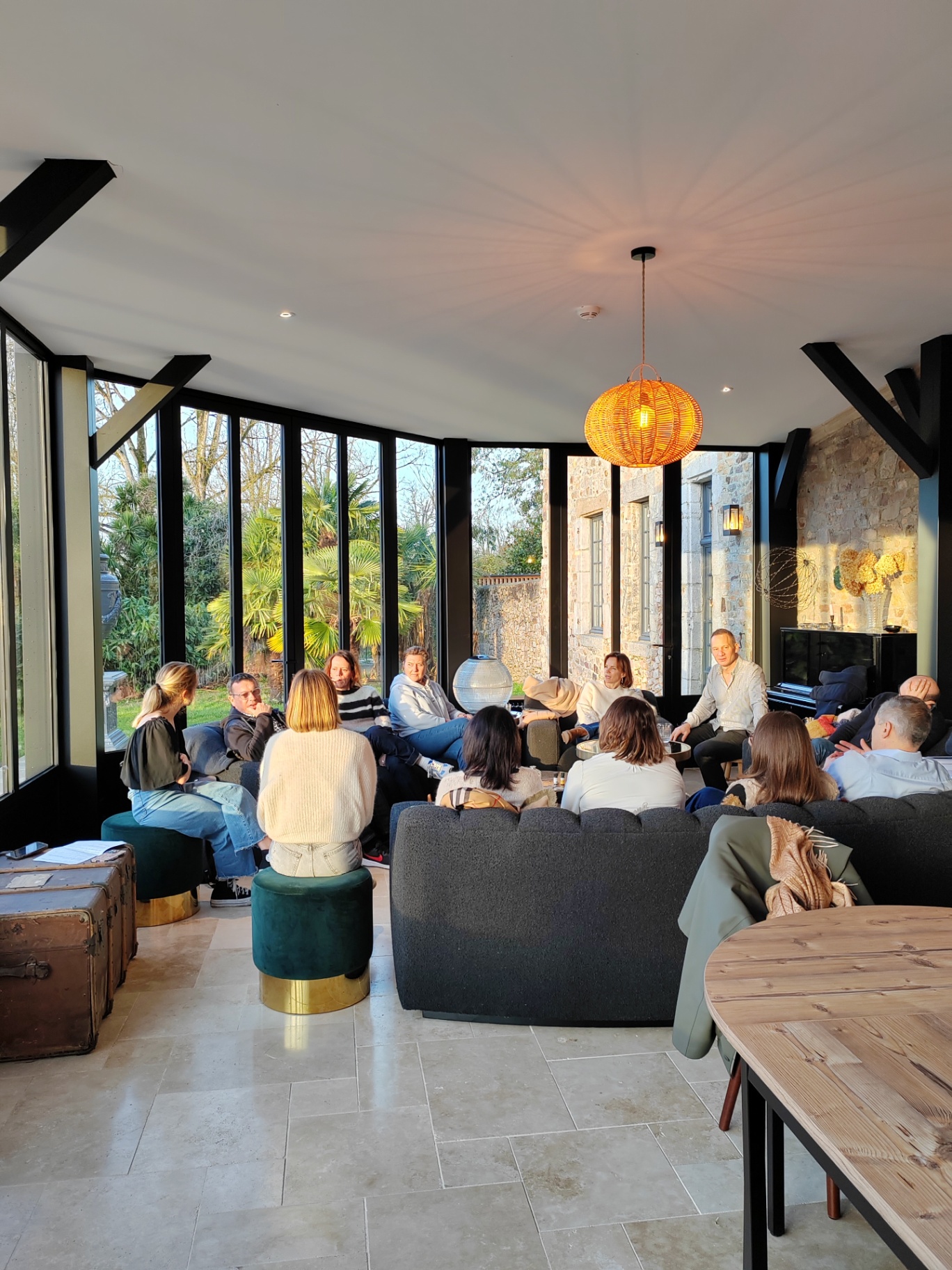 Groupe de dirigeants en cercle dans le salon-véranda du Plessis